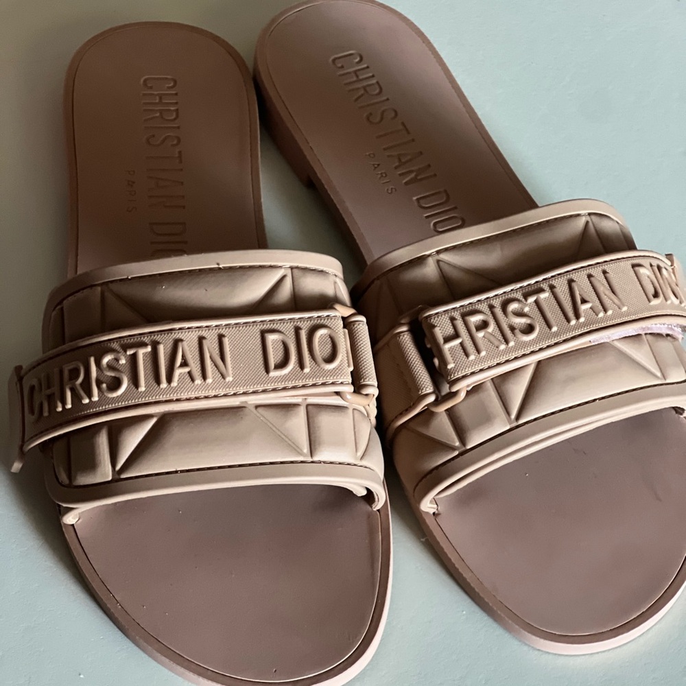 Dior Dio(R)Evolution Mule Sandal
Embossed Macrocannage Gum Hazelnut Brown